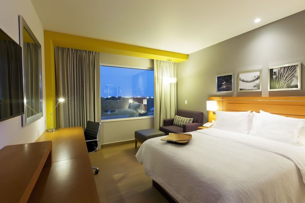 Hampton Inn & Suites by Hilton Paraiso Superior Room, 1 Queen Bed, Non Smoking, Refrigerator (Wet Bar) 2