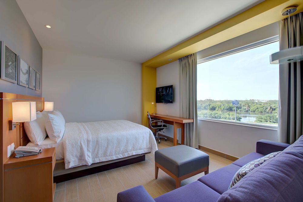 Hampton Inn & Suites by Hilton Paraiso Superior Room, 1 Queen Bed, Non Smoking, Refrigerator (Wet Bar)