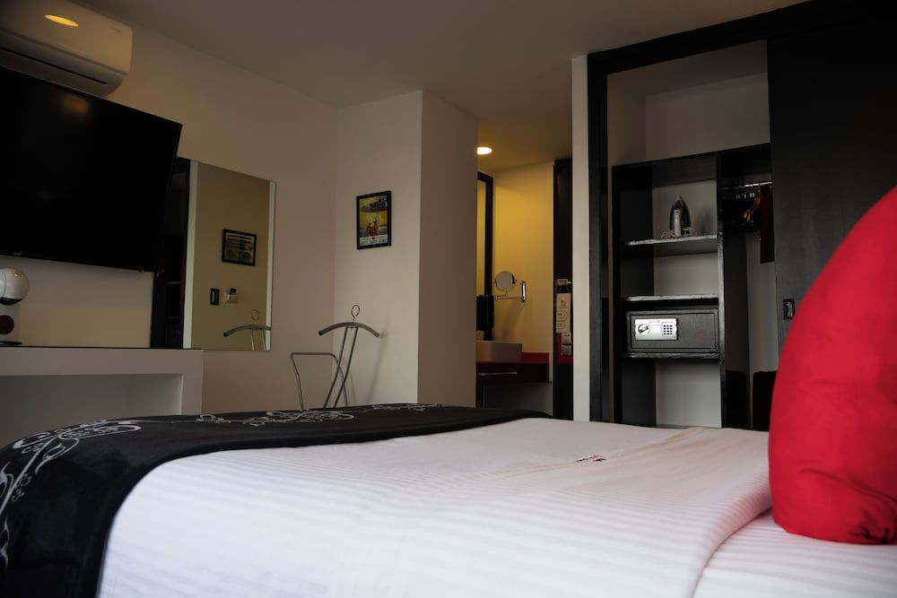 undefined Hotel Black 7