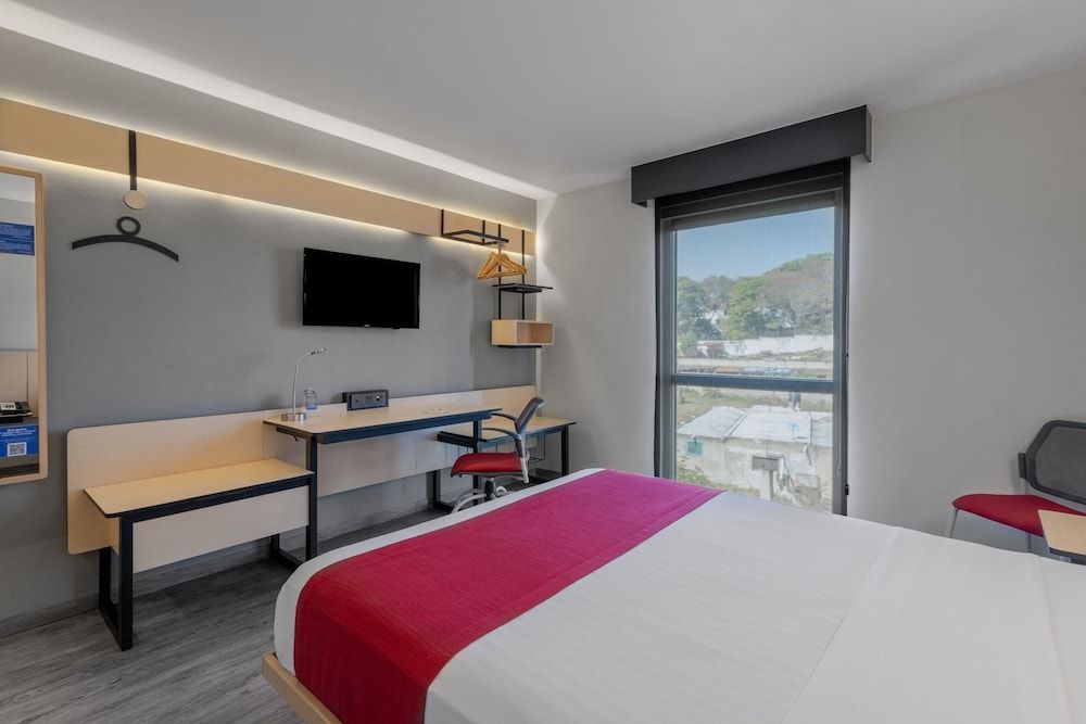 City Express by Marriott Guadalajara Aeropuerto Room, 1 Queen Bed, Non Smoking 4