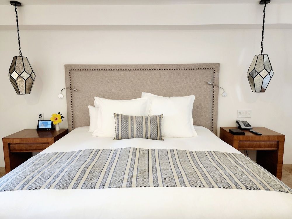 Deluxe Room, 1 King Bed, Partial Ocean View