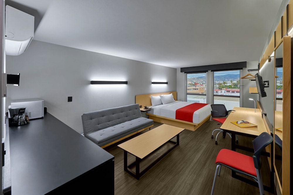 City Express by Marriott Tampico Altamira Superior Room, 1 King Bed with Sofa bed 3