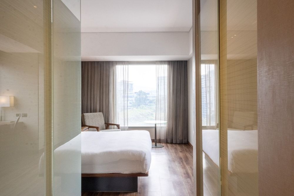 AC Hotel by Marriott Santa Fe Room, 1 King Bed 3