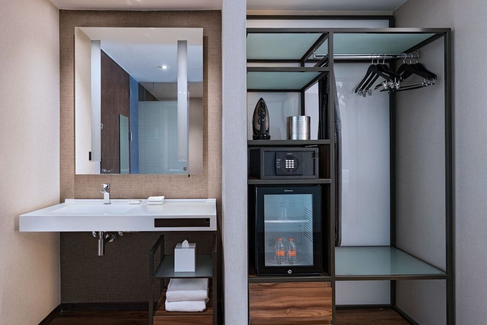 AC Hotel by Marriott Santa Fe Room, 1 King Bed 5