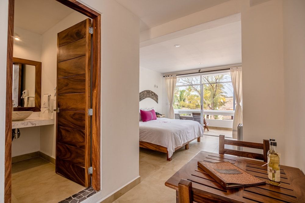 Hotel Rockaway Deluxe Room, 1 King Bed, Partial Sea View