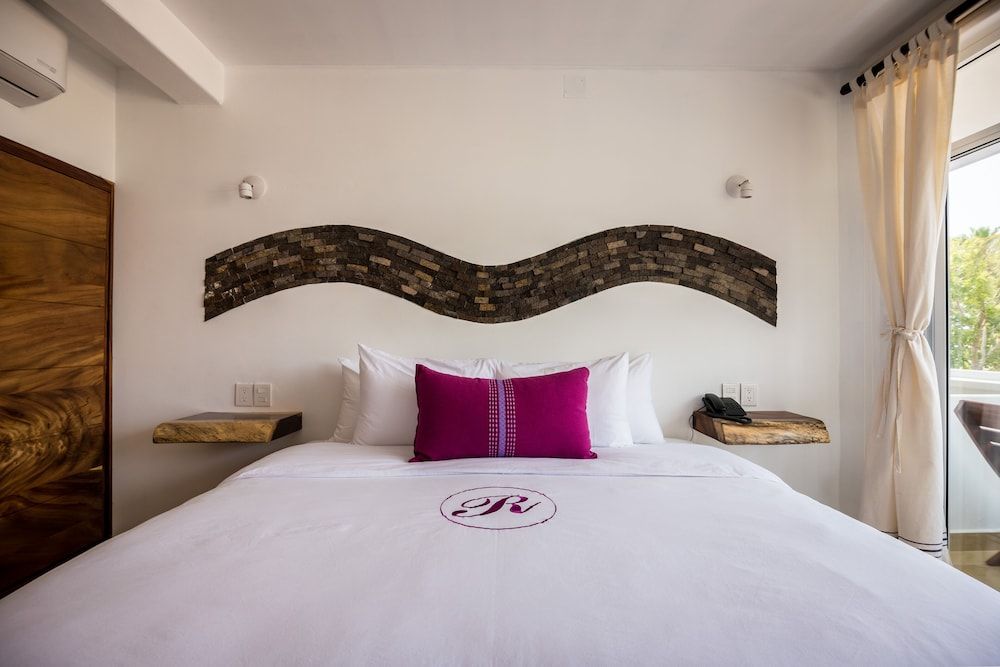 Hotel Rockaway Deluxe Room, 1 King Bed, Partial Sea View 4