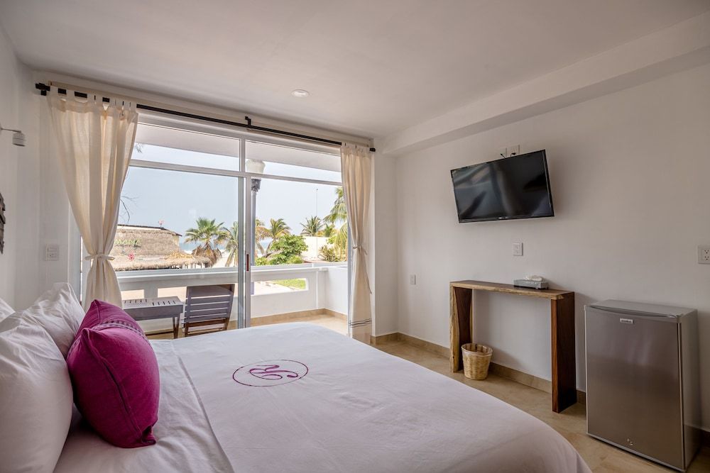 Hotel Rockaway Deluxe Room, 1 King Bed, Partial Sea View 5