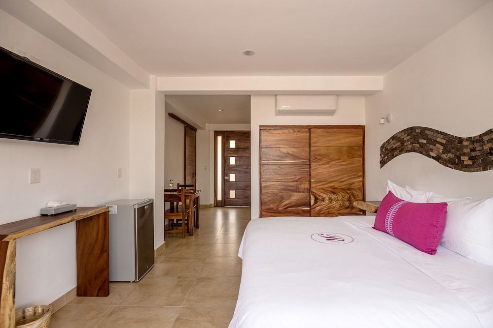 Hotel Rockaway Deluxe Room, 1 King Bed, Partial Sea View 3