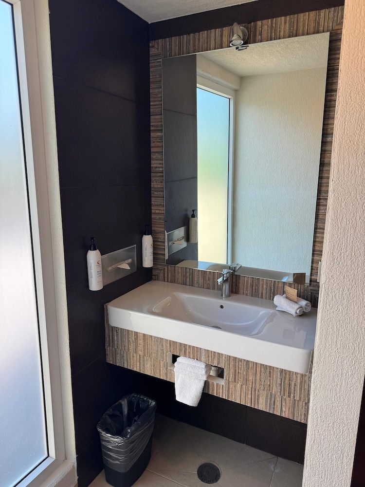 Comfort Inn Puebla Centro Histórico Suite, 1 King Bed, Non Smoking (Upgrade) 8