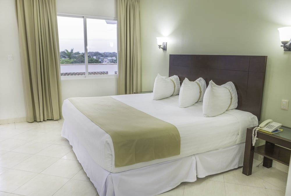 Hotel Casa Blanca Deluxe Room, 1 King Bed, Garden View 7