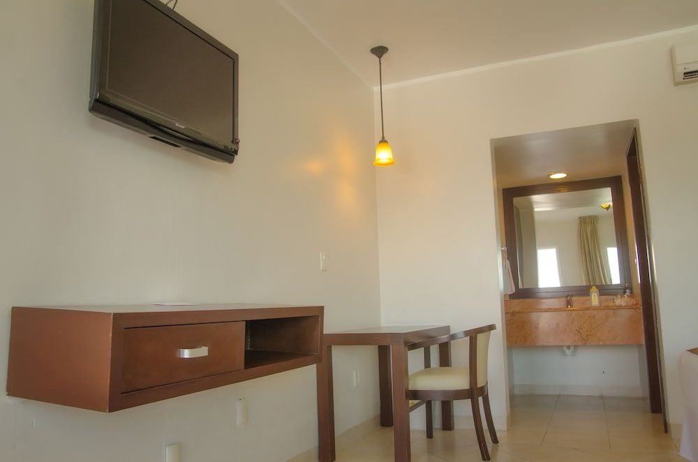 Hotel Casa Blanca Deluxe Room, 1 King Bed, Garden View 16