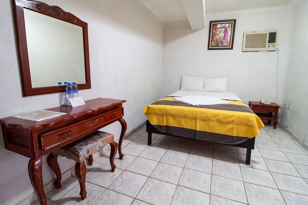 Basic Room, 1 King Bed