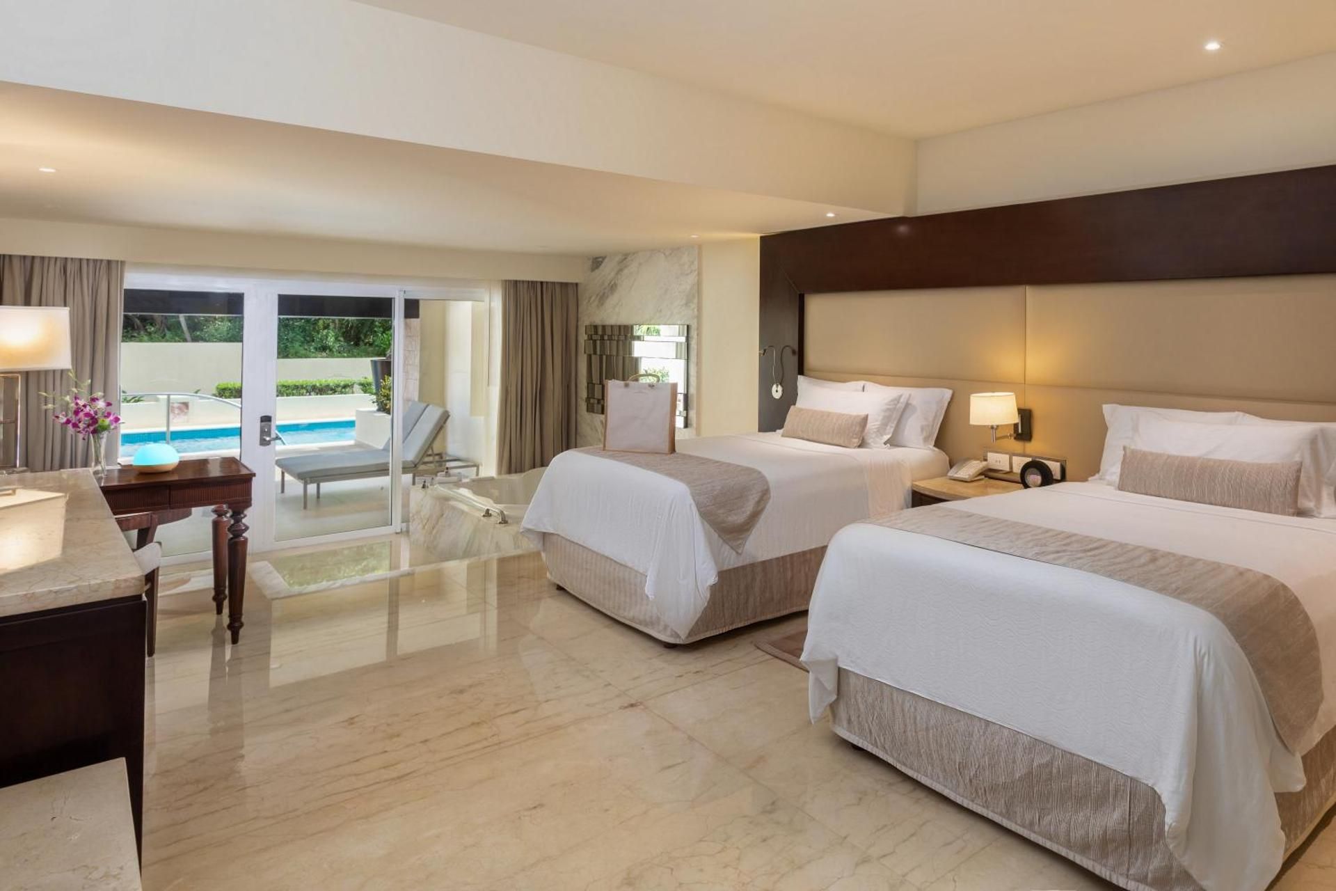 Grand Swim Up Suite Garden View