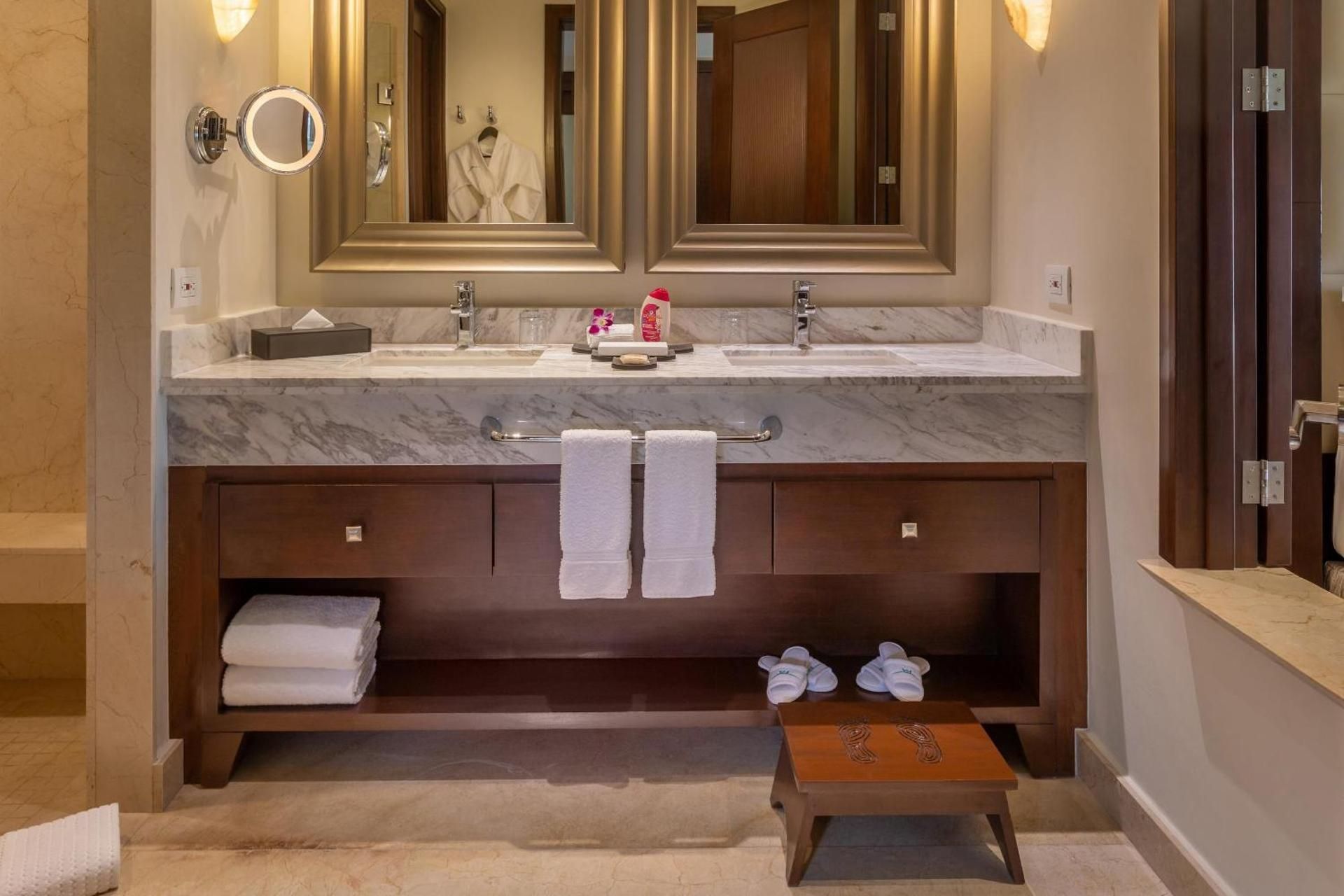 Grand Honeymoon Suite - King Size Bed