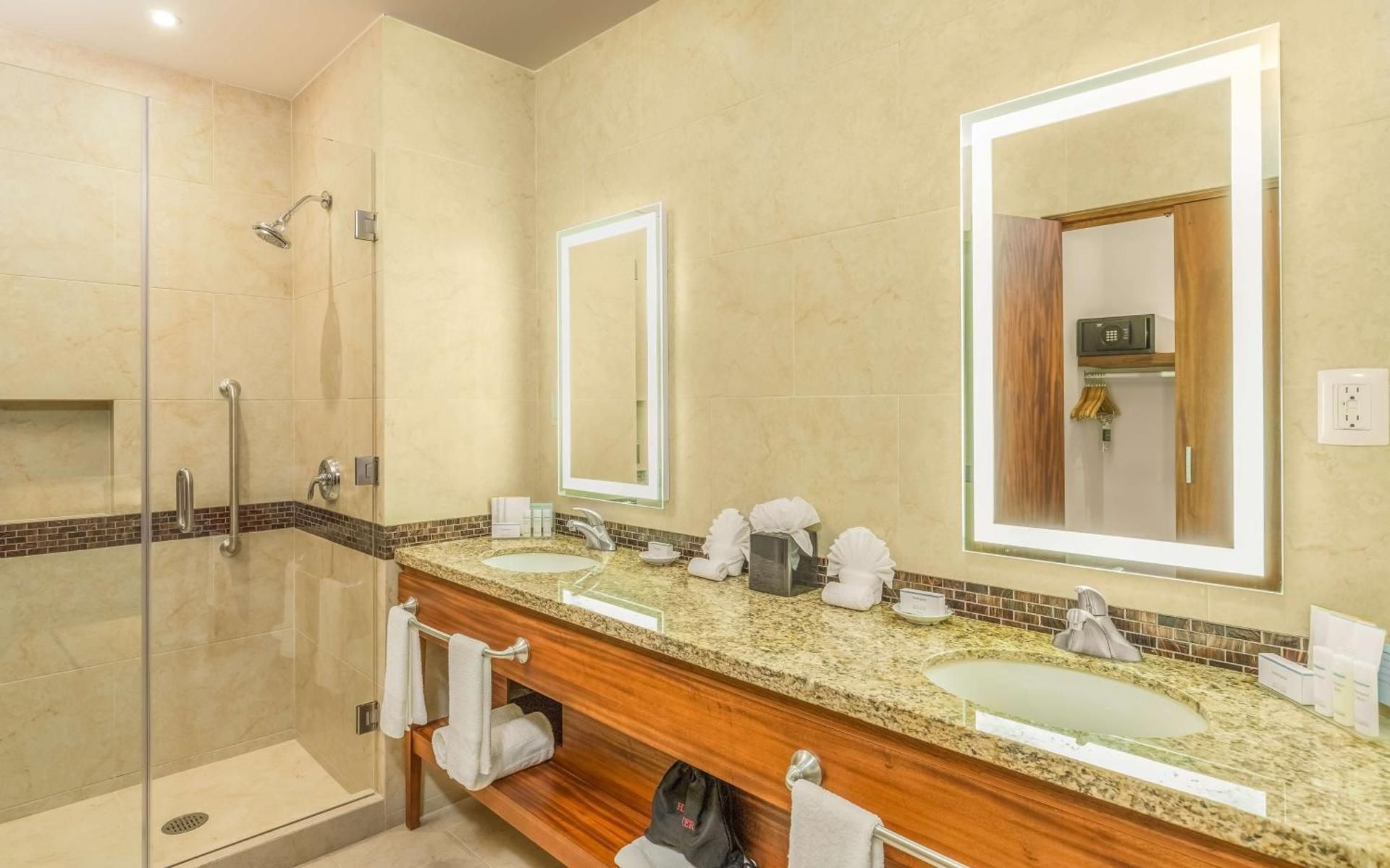 1 King 2 Room Suite With Sofabed Nonsmoking