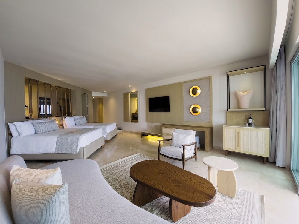 Royal Suite Double Hot Tub Beachfront