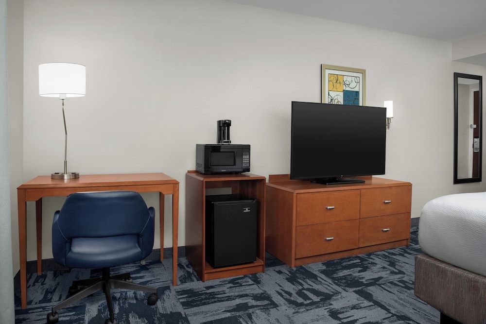 Suite, 1 Bedroom, Non Smoking (Mobility/Hearing Access, Roll-in Shwr)