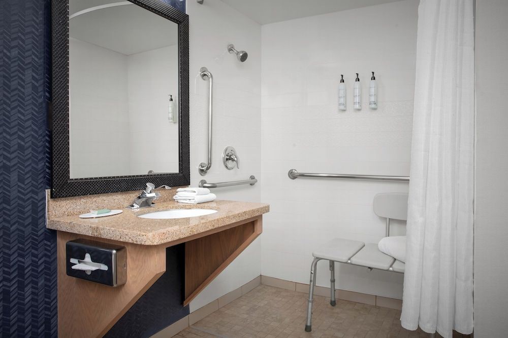 Room, 1 King Bed (Mobility/Hearing Access, Roll-In Shwr)