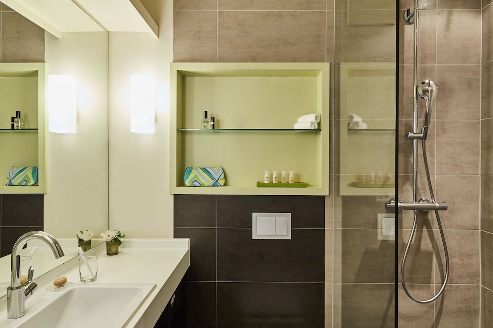 Hotel Indigo Düsseldorf - Victoriaplatz by IHG Standard Room, 1 Queen Bed, Garden View 9