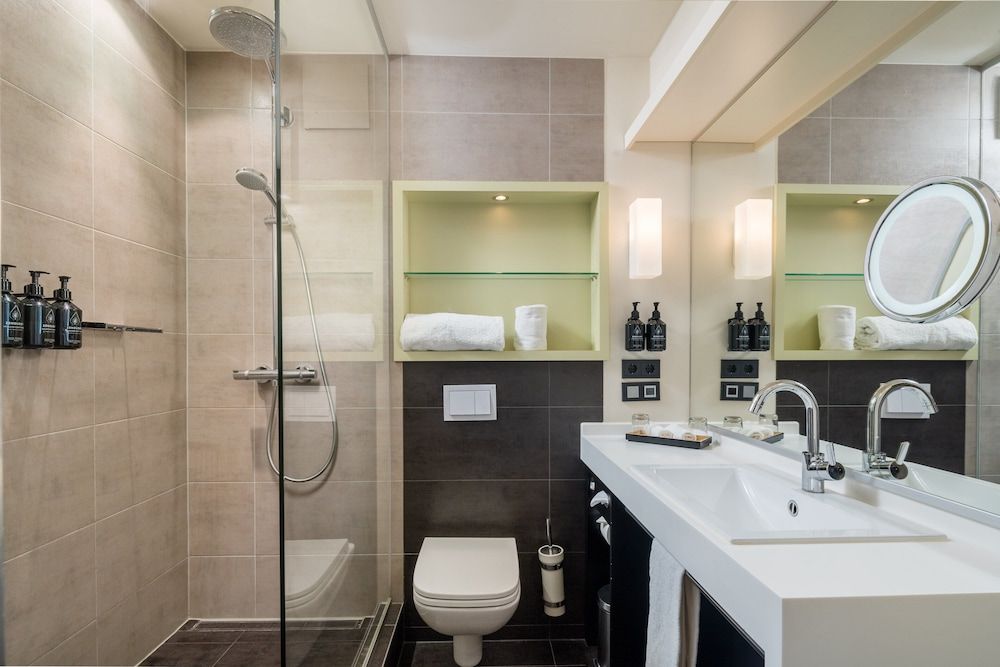 Hotel Indigo Düsseldorf - Victoriaplatz by IHG Standard Room, 1 Queen Bed, Garden View 7