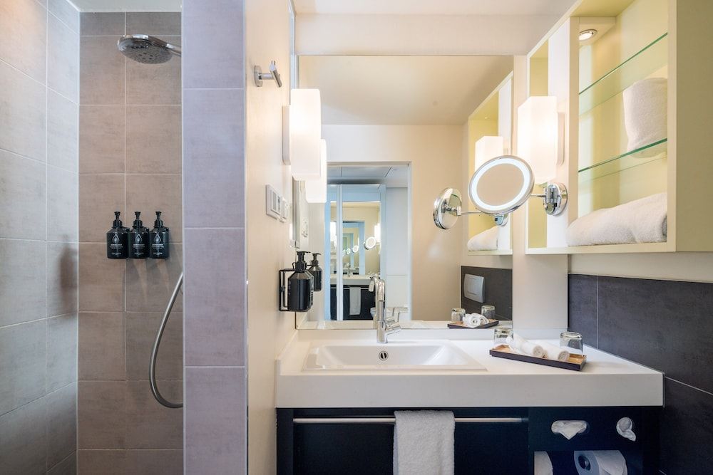 Hotel Indigo Düsseldorf - Victoriaplatz by IHG Standard Room, 1 Queen Bed, Garden View 10