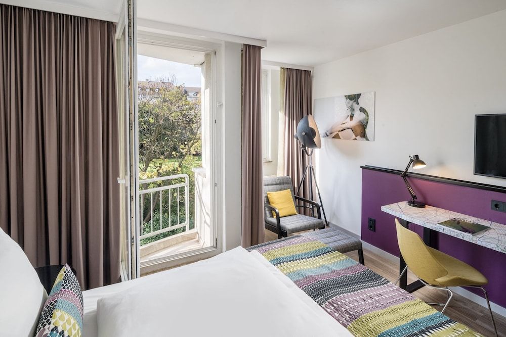 Hotel Indigo Düsseldorf - Victoriaplatz by IHG Standard Room, 1 Queen Bed, Garden View 5