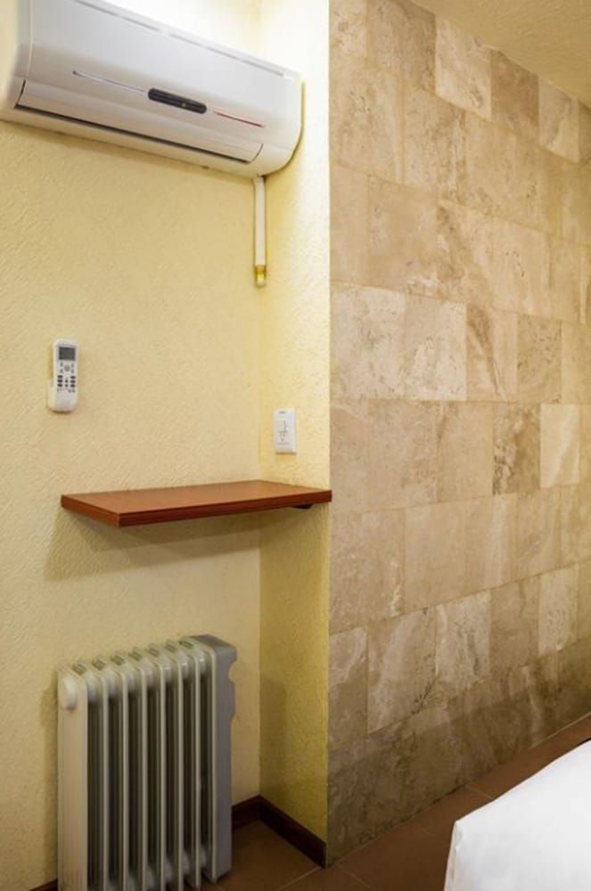 Howard Johnson by Wyndham Toluca Room, Multiple Beds, Accessible, Non Smoking (Mobility) 2