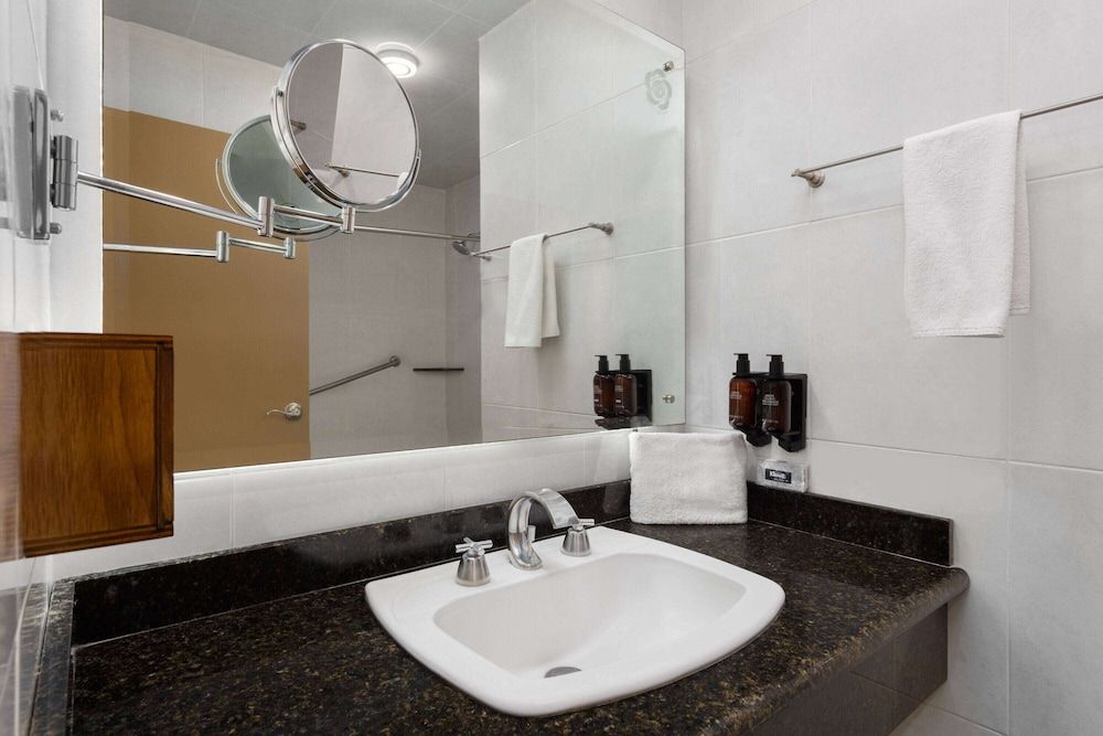 Howard Johnson by Wyndham Toluca Room, Multiple Beds, Accessible, Non Smoking (Mobility) 5