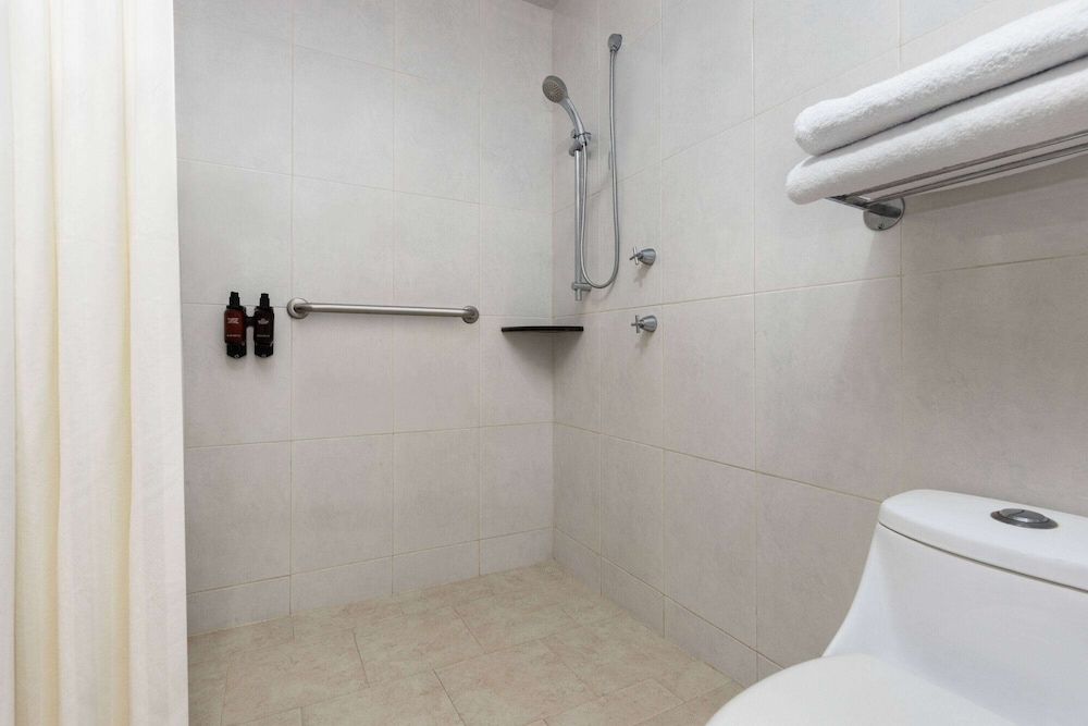 Howard Johnson by Wyndham Toluca Room, Multiple Beds, Accessible, Non Smoking (Mobility) 7