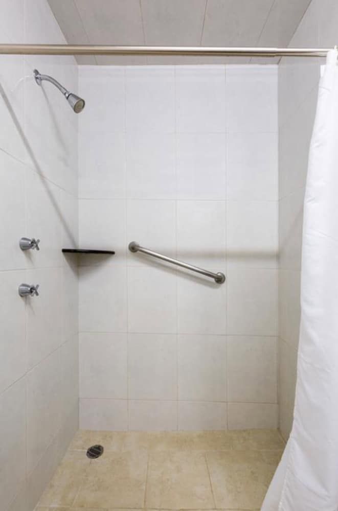 Howard Johnson by Wyndham Toluca Room, Multiple Beds, Accessible, Non Smoking (Mobility) 6