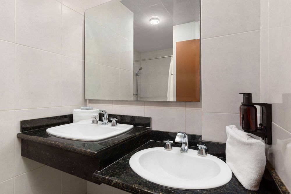 Howard Johnson by Wyndham Toluca Room, Multiple Beds, Accessible, Non Smoking (Mobility) 4