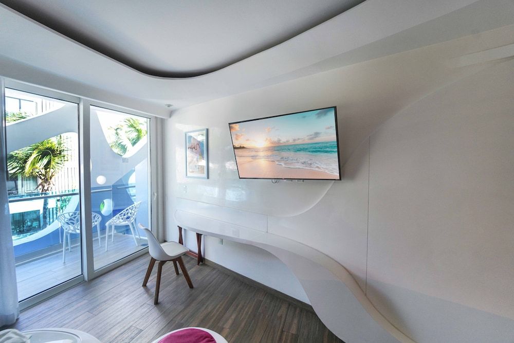 The Carmen Hotel - Ocean Front Reef Suite City View 7