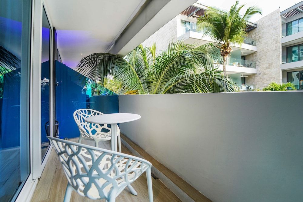 The Carmen Hotel - Ocean Front Reef Suite City View 4