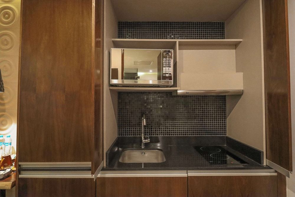 The Fives Downtown Hotel - Curio Collection by Hilton Deluxe Room, 1 King Bed, Courtyard View 8