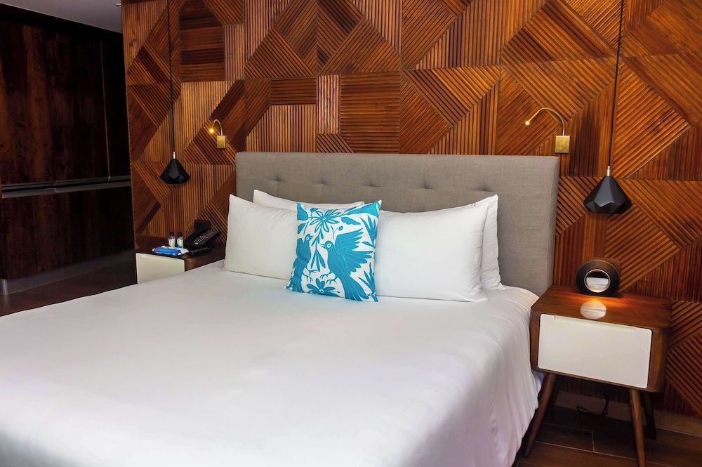 The Fives Downtown Hotel - Curio Collection by Hilton Deluxe Room, 1 King Bed, Courtyard View 6