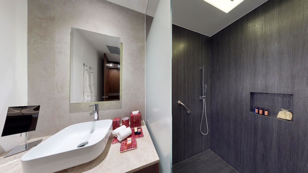 The Fives Downtown Hotel - Curio Collection by Hilton Deluxe Room, 1 King Bed, Courtyard View 9