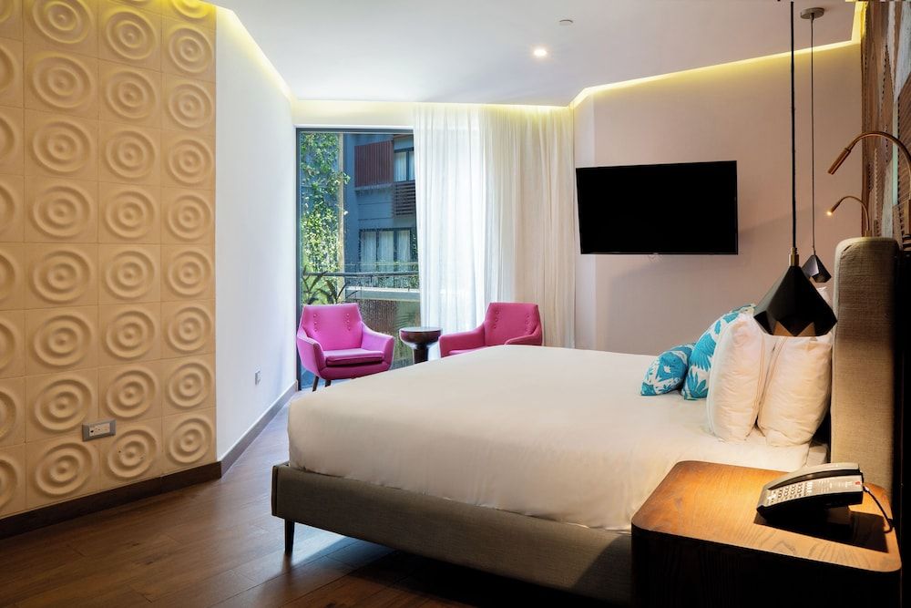 The Fives Downtown Hotel - Curio Collection by Hilton Deluxe Room, 1 King Bed, Courtyard View 4