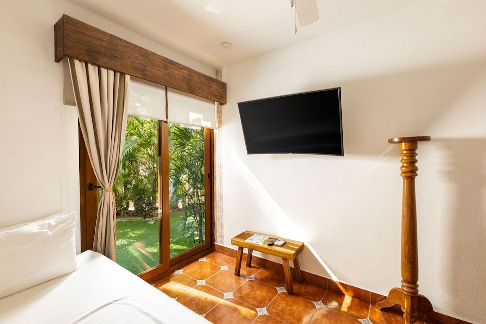 Casa Lotería -Pueblito Sayulita- Colorful, Family and Relax Experience with Private Parking and Pool Family Suite with Kitchenette and Walk to Pool 9