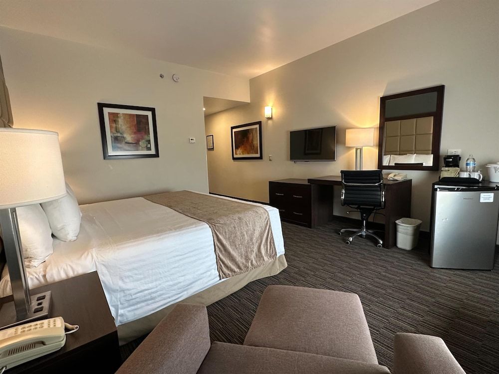 Best Western Plus Chihuahua Juventud Standard Room, 1 King Bed, Non Smoking, Refrigerator 4