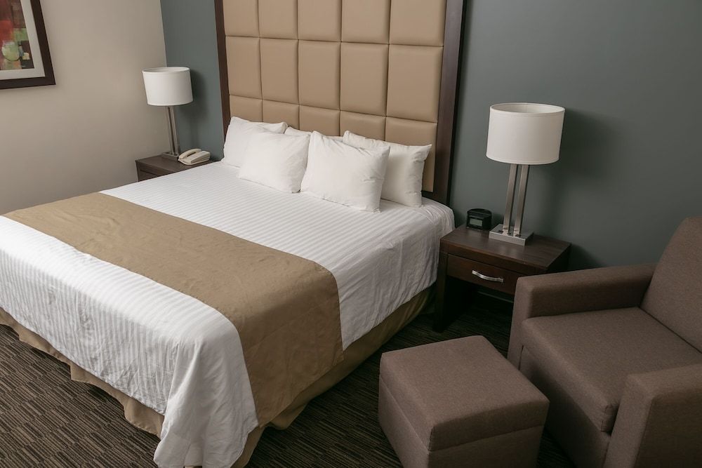 Best Western Plus Chihuahua Juventud Standard Room, 1 King Bed, Non Smoking, Refrigerator 6