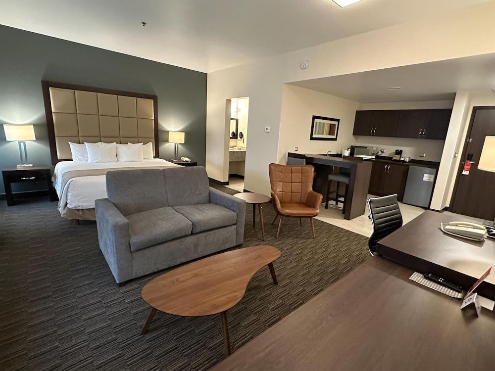 Best Western Plus Chihuahua Juventud Room, 1 King Bed, Non Smoking, Refrigerator & Microwave 3