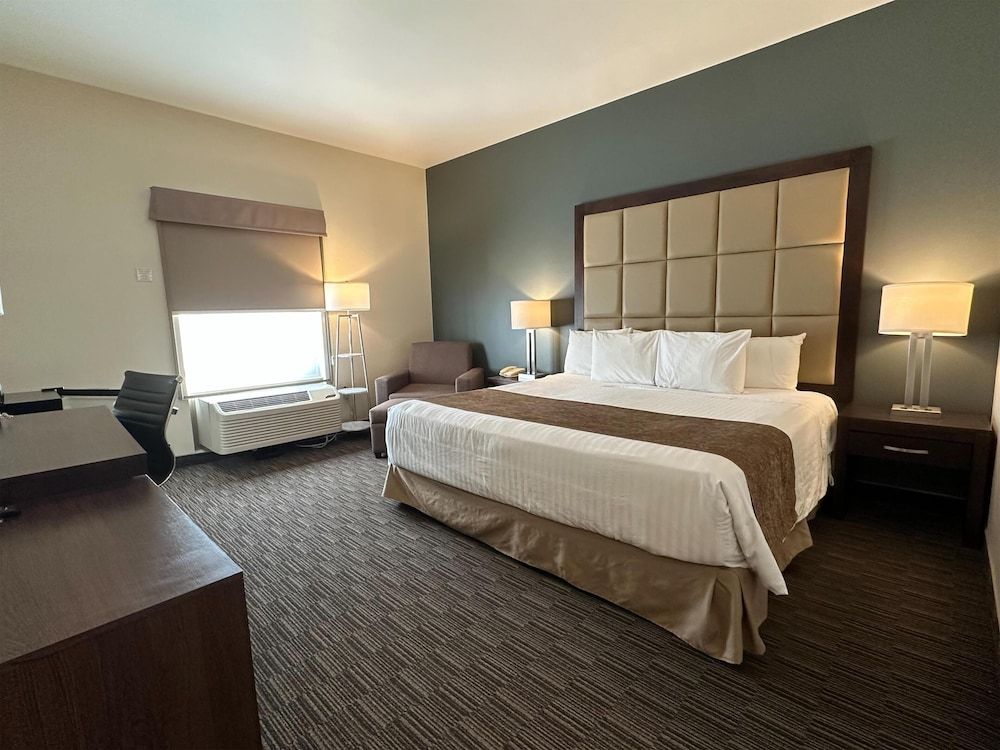 Best Western Plus Chihuahua Juventud Standard Room, 1 King Bed, Non Smoking, Refrigerator 7