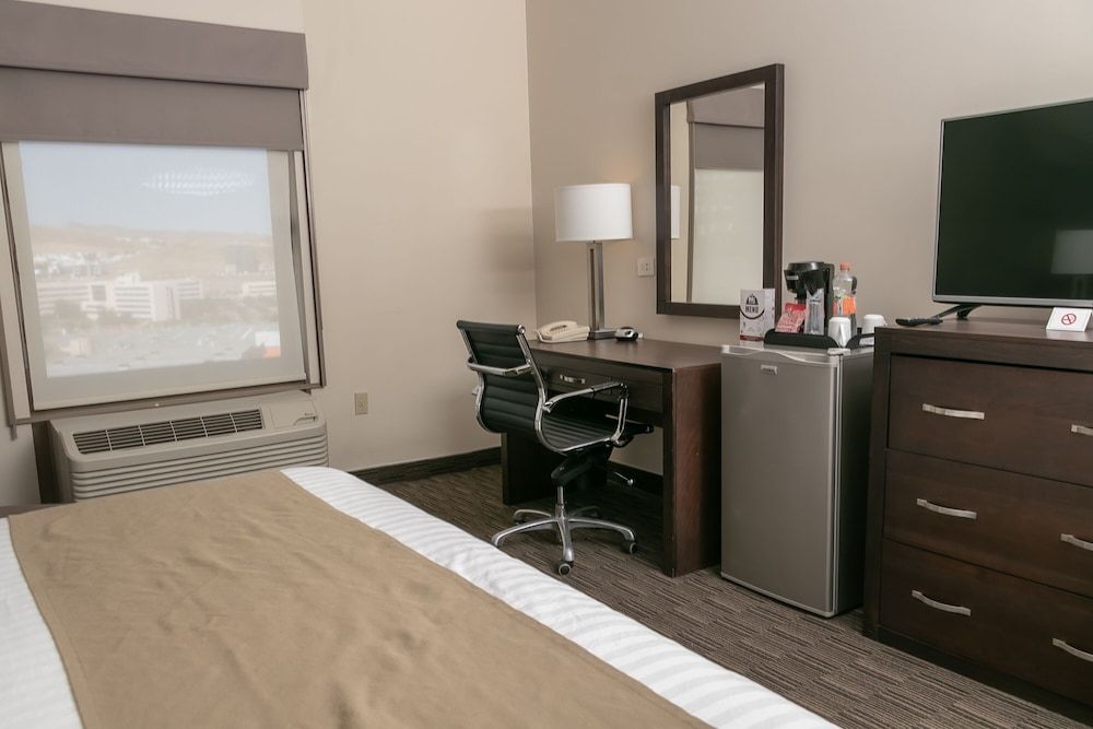Best Western Plus Chihuahua Juventud Standard Room, 1 King Bed, Non Smoking, Refrigerator 14