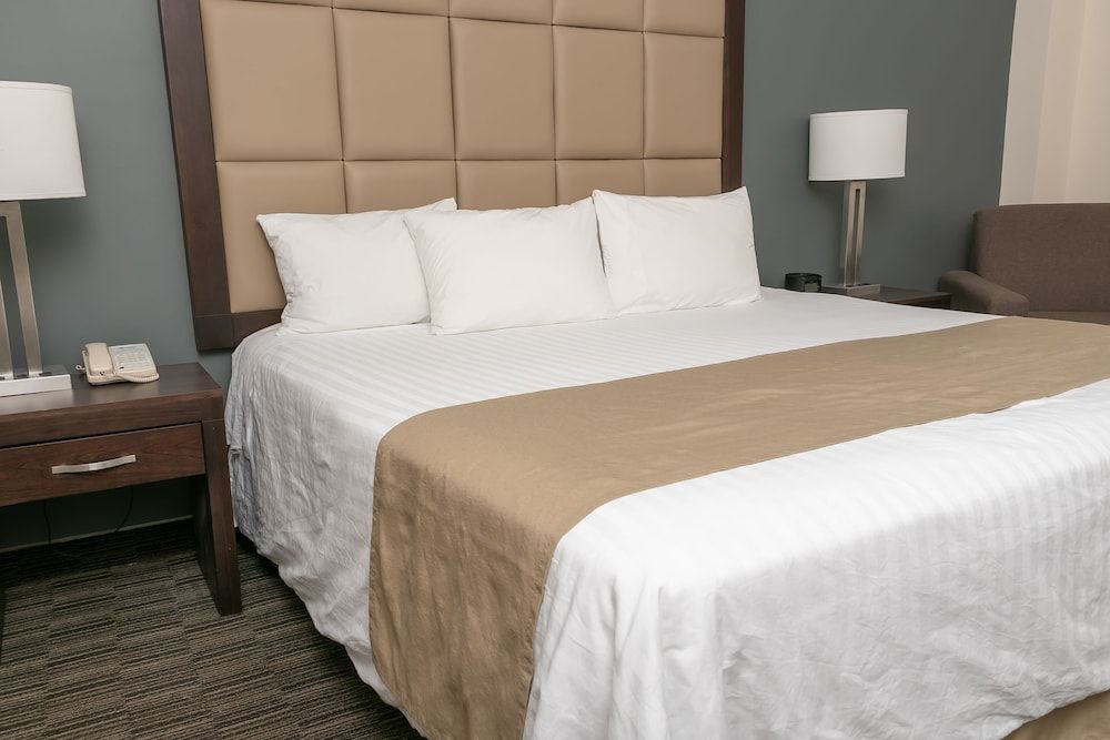 Best Western Plus Chihuahua Juventud Standard Room, 1 King Bed, Non Smoking, Refrigerator 5