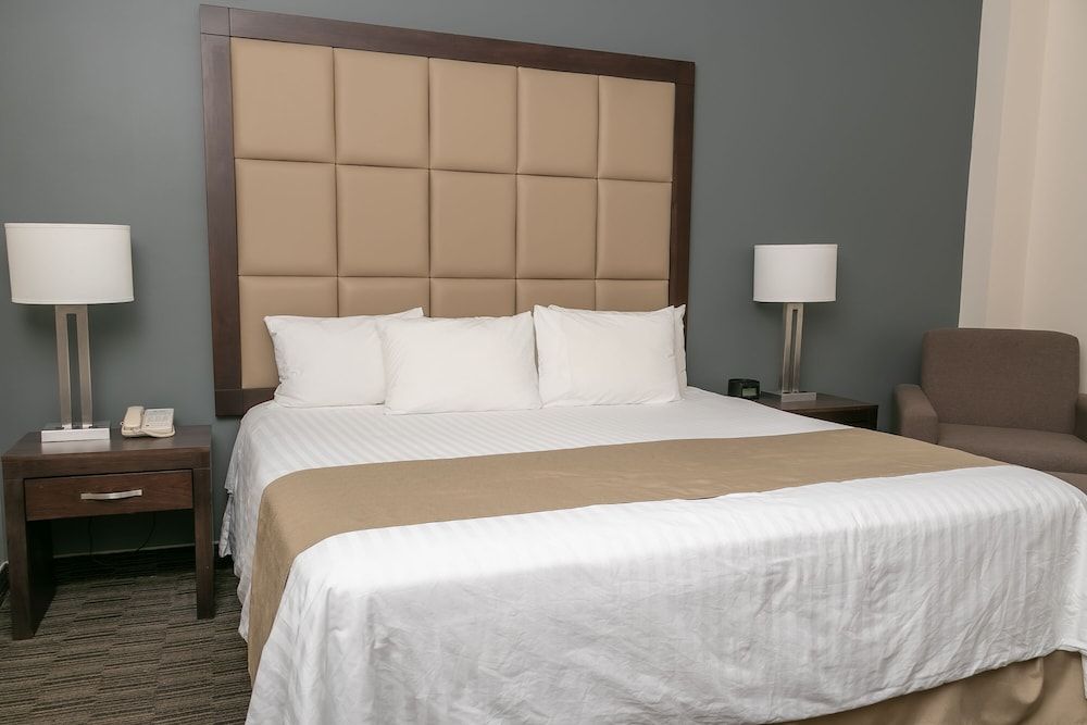 Best Western Plus Chihuahua Juventud Standard Room, 1 King Bed, Non Smoking, Refrigerator 2