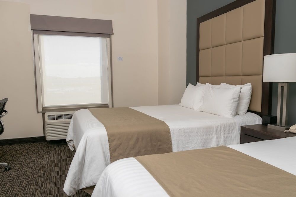 Best Western Plus Chihuahua Juventud Standard Room, 2 Queen Beds, Non Smoking, Refrigerator 2