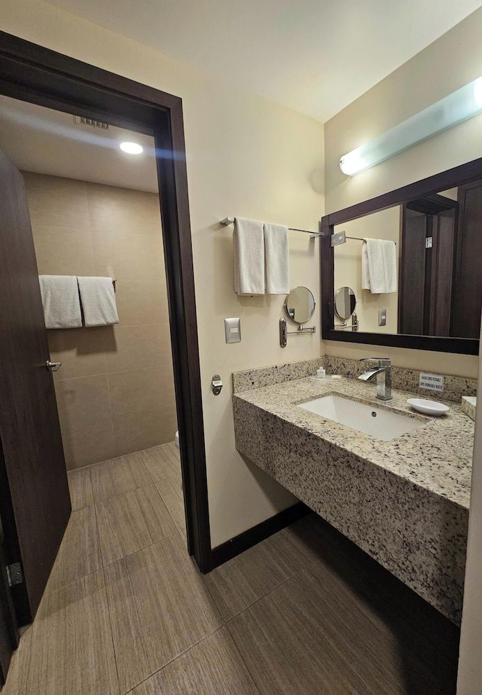 Best Western Plus Chihuahua Juventud Standard Room, 1 King Bed, Non Smoking, Refrigerator 10