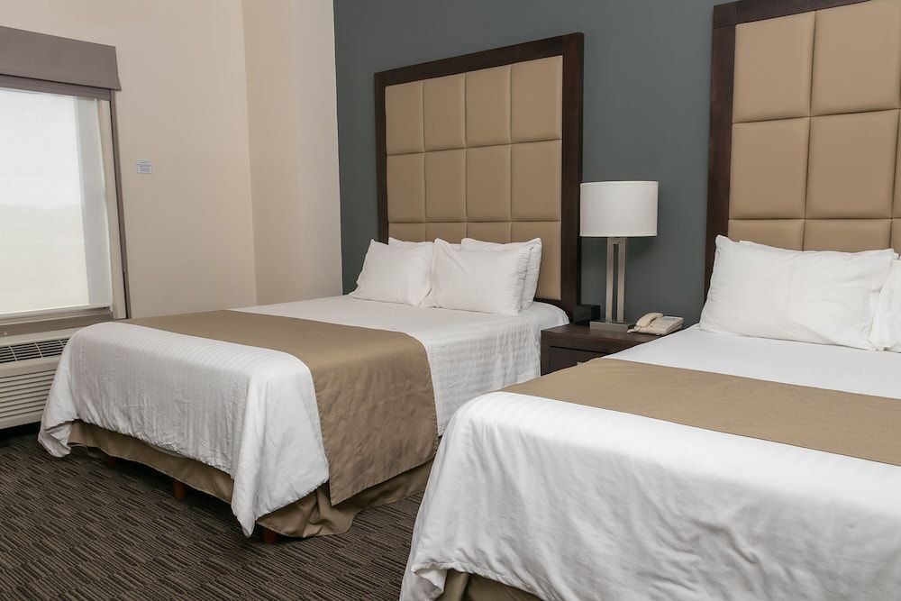 Best Western Plus Chihuahua Juventud Standard Room, 2 Queen Beds, Non Smoking, Refrigerator 3