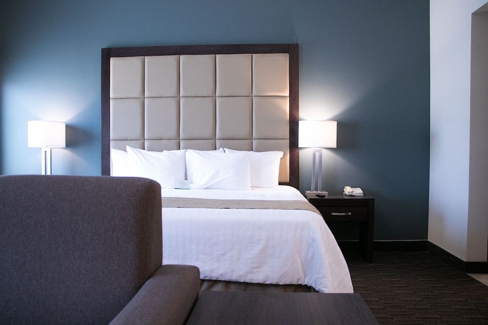 Best Western Plus Chihuahua Juventud Room, 1 King Bed, Non Smoking, Refrigerator & Microwave 6