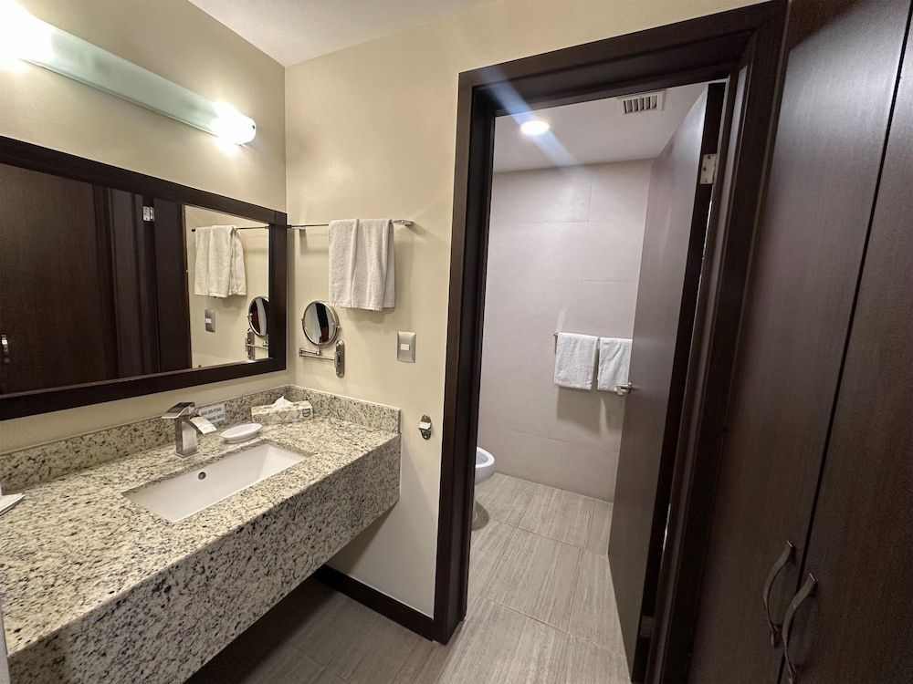 Best Western Plus Chihuahua Juventud Standard Room, 1 King Bed, Non Smoking, Refrigerator 9